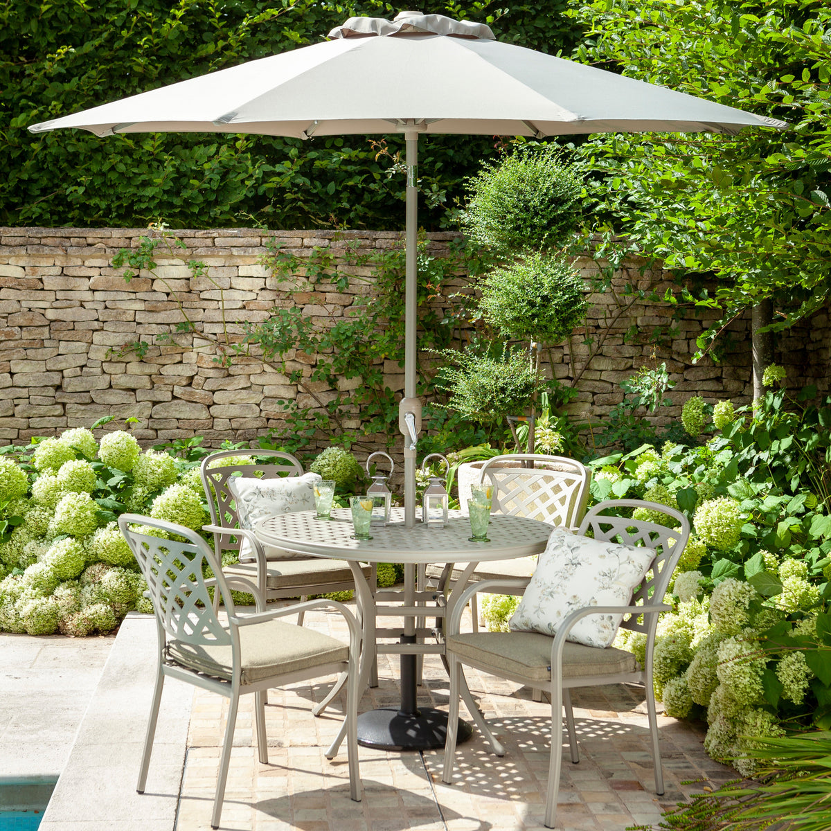 Hartman - Berkeley Cast Aluminium 4 Seat Round Dining Set with Maize Frame & Wheatgrass Cushions with 2.5m Parasol & Base