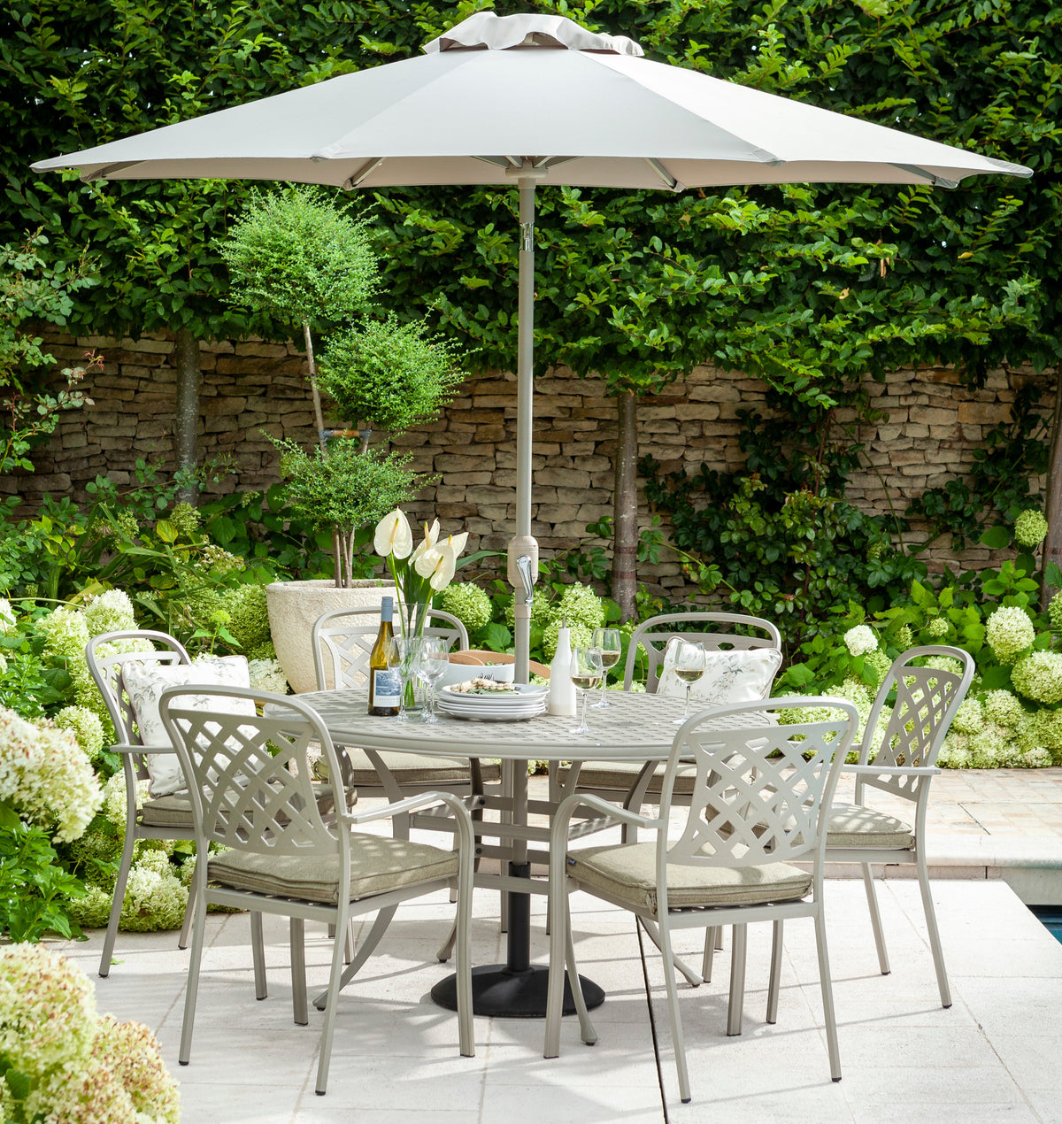 Hartman Berkeley Cast Aluminium 6 Seat Round Dining Set with Maize Frame & Wheatgrass Cushions with 2.5m Parasol & Base
