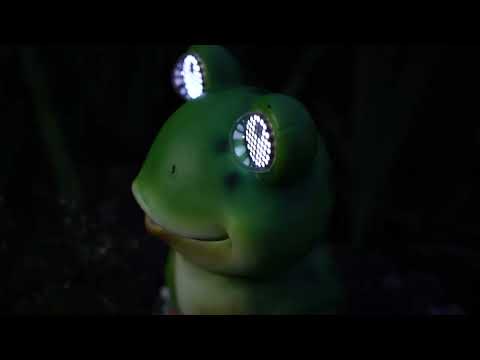 Smart Solar Blinkin' Frog with Moving Light Up Eyes